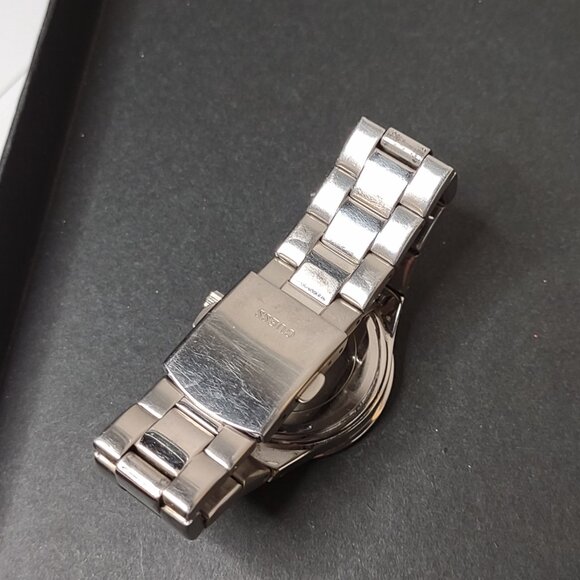 Very Nice 6 Inch Silver Tone Guess Watch - Picture 3 of 11